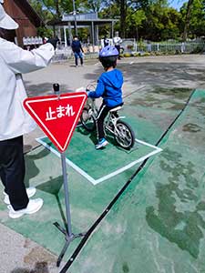 「止まれ」の標識で止まる練習