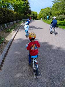 免許証をもらったら大仙公園をみんなでサイクリング。習ったばかりの交通ルールを実践します